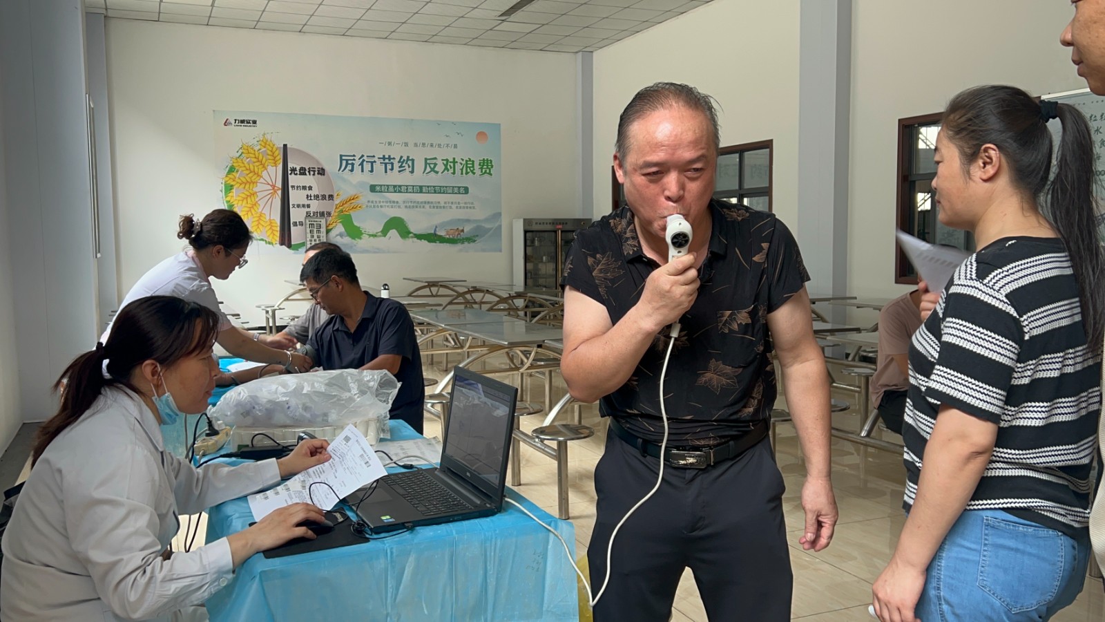 暖心体检进厂区 关爱员工保健康